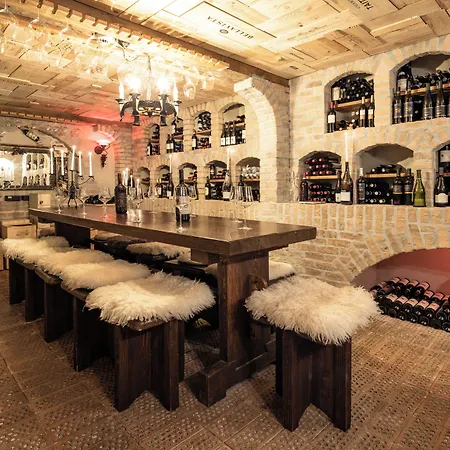 Hemizeus & Iremia Готель